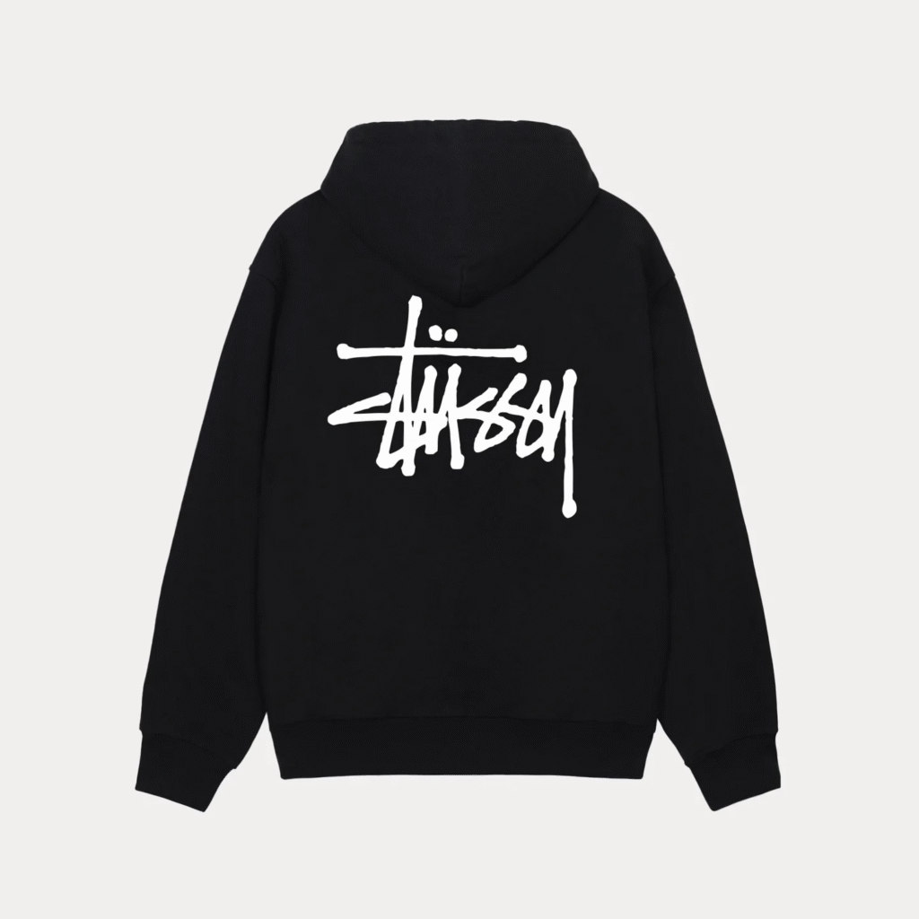 Το Απόλυτο Comeback της Stüssy: Πώς Κυριαρχεί Ξανά στη Μόδα των Νέων
