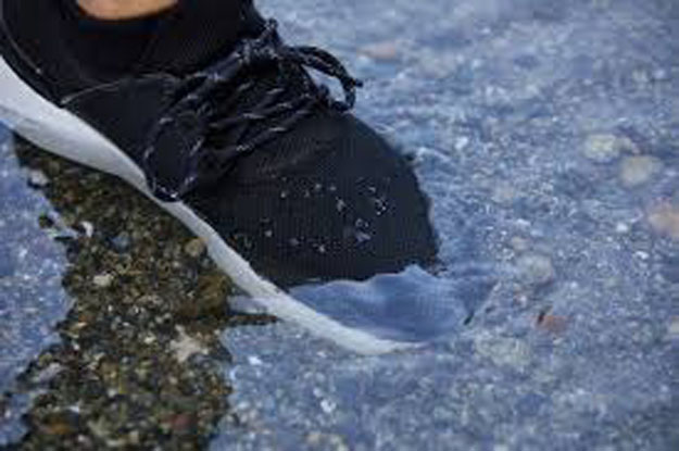 Smart Footwear for Wet Weather: How Style, Comfort, and Protection Finally Meet