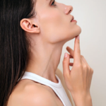 ما يفعله شفط دهون الذقن المزدوجة لملامح الوجه