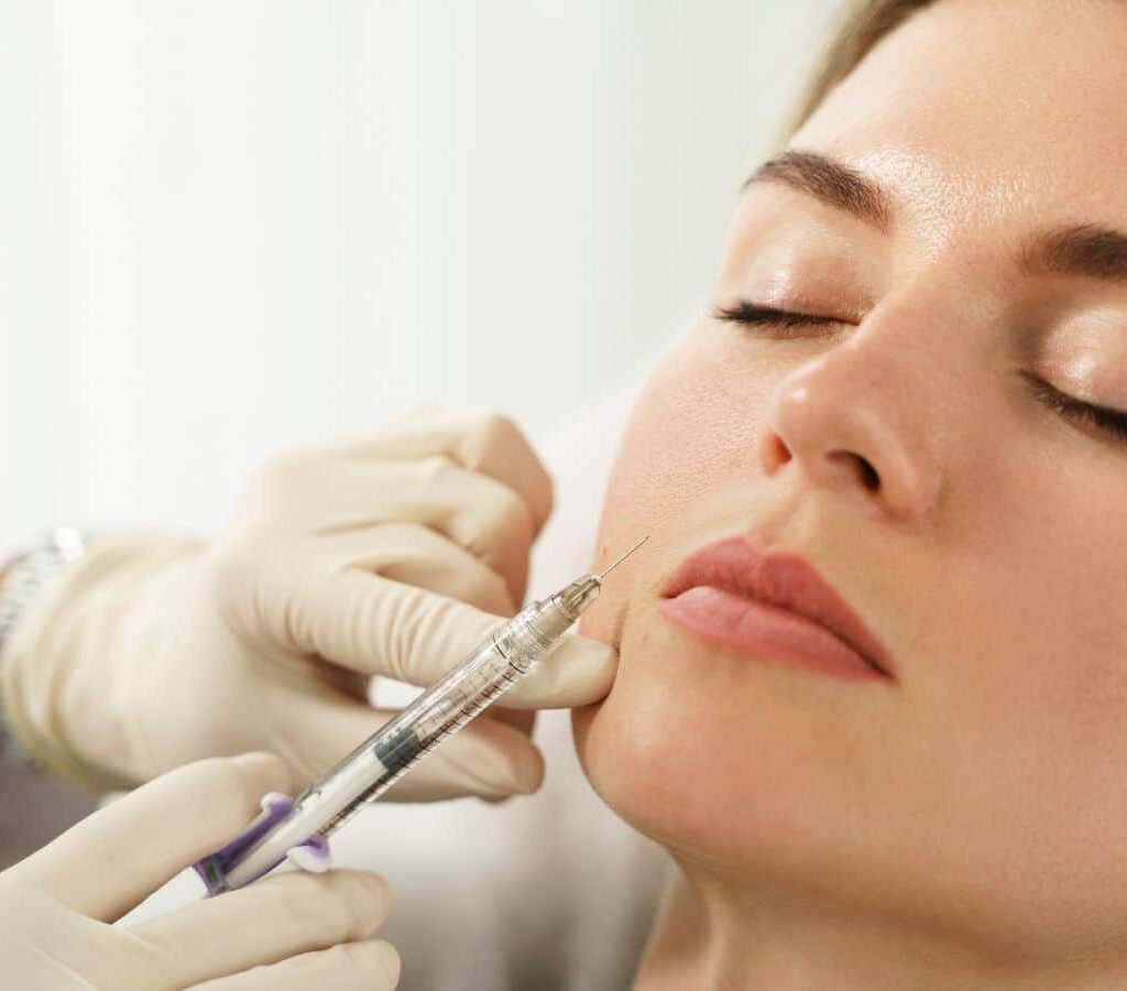 كيف تُضفي حقن الفيلر للخدود مظهرًا شابًا على الخدين؟