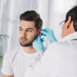 هل تتطلب جراحة تجميل الأذن فترة نقاهة طويلة؟